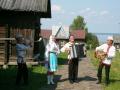 Марийский ансамбль встречает участников лагеря у этнографического музея в Козьмодемьянске